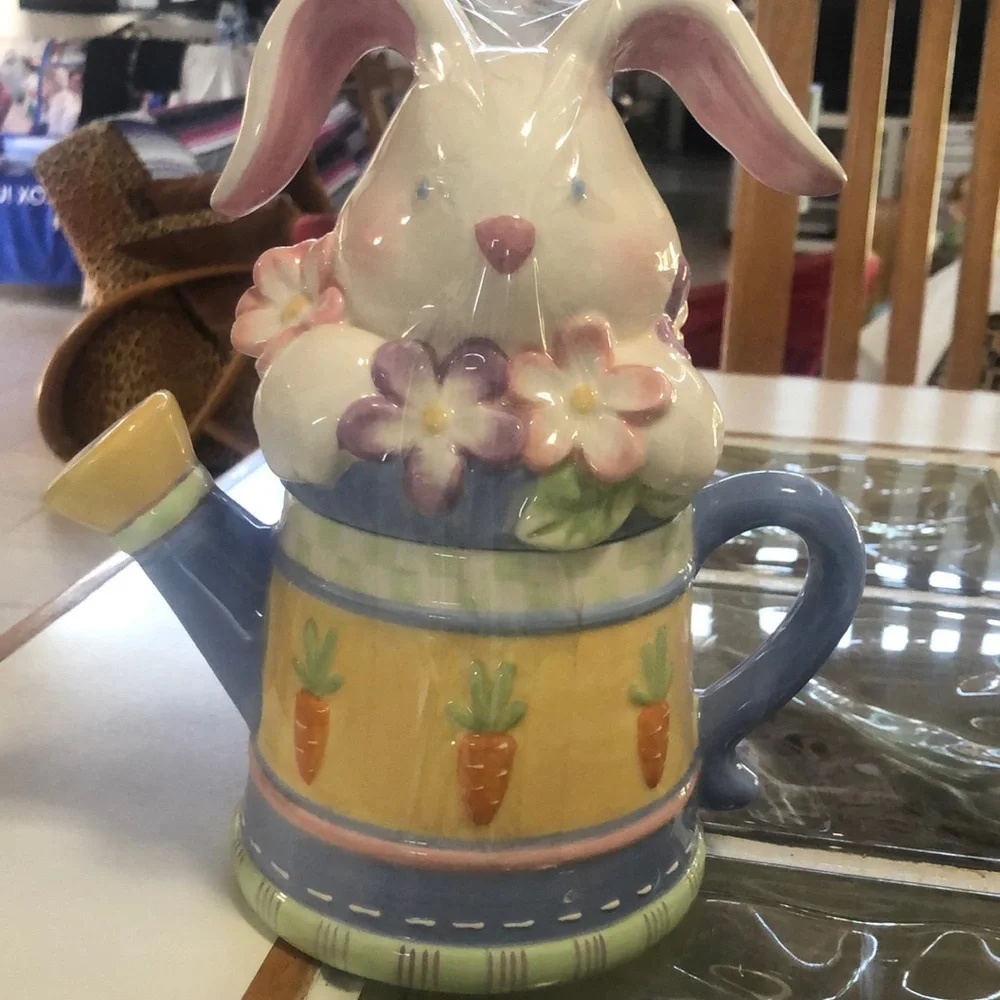 Hippity hop Easter bunny tea
Pot -so adorable, decorated flowers and carrots!! - Picture 5 of 6